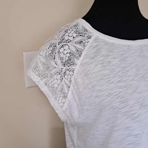 Chaps White Tee Size Medium Lace Detail Shoulder Lightweight - Picture 6 of 13